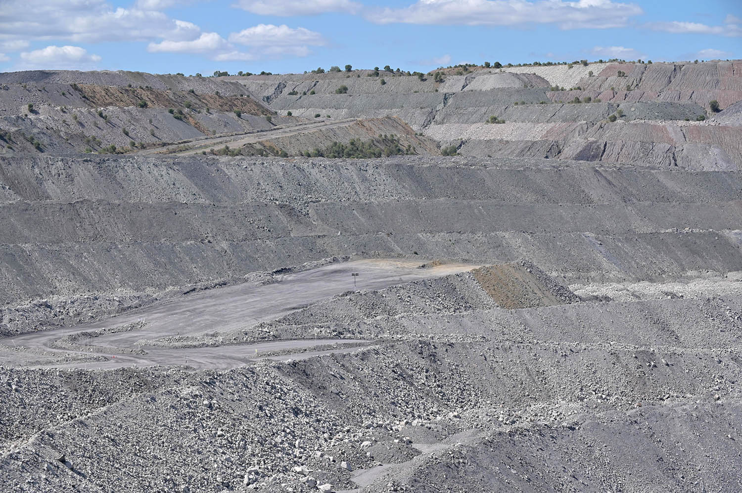 Anglo American has struck a new deal to sell its Australian steelmaking coal business to Dhilmar for cash consideration of up to US$3.875 billion.